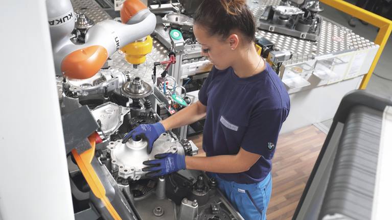 Cobot Example (Source KUKA Robotics)